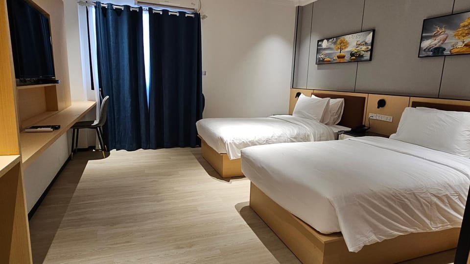Bed, TV and multimedia, Photo of the whole room, Bedroom