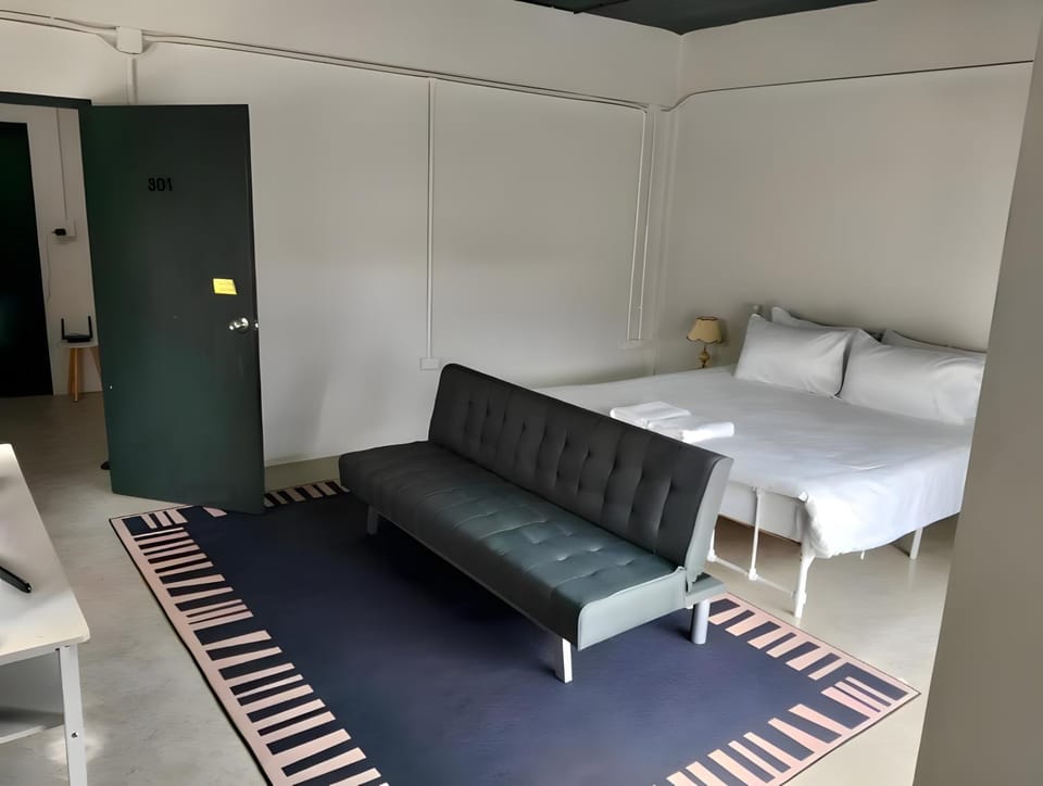 Bed, Living room, Photo of the whole room, Seating area, Bedroom