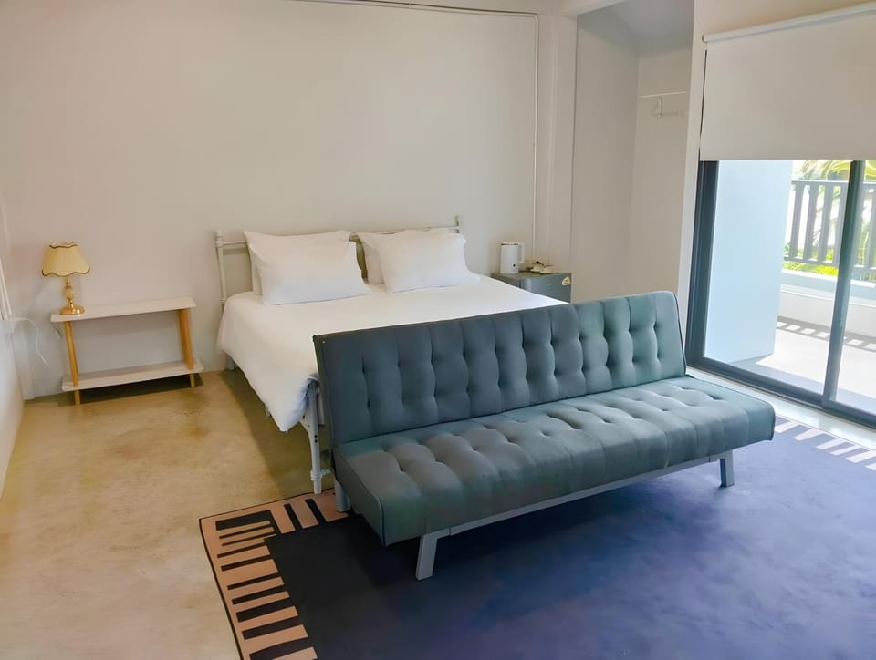 Bed, Living room, Photo of the whole room, Seating area, Bedroom