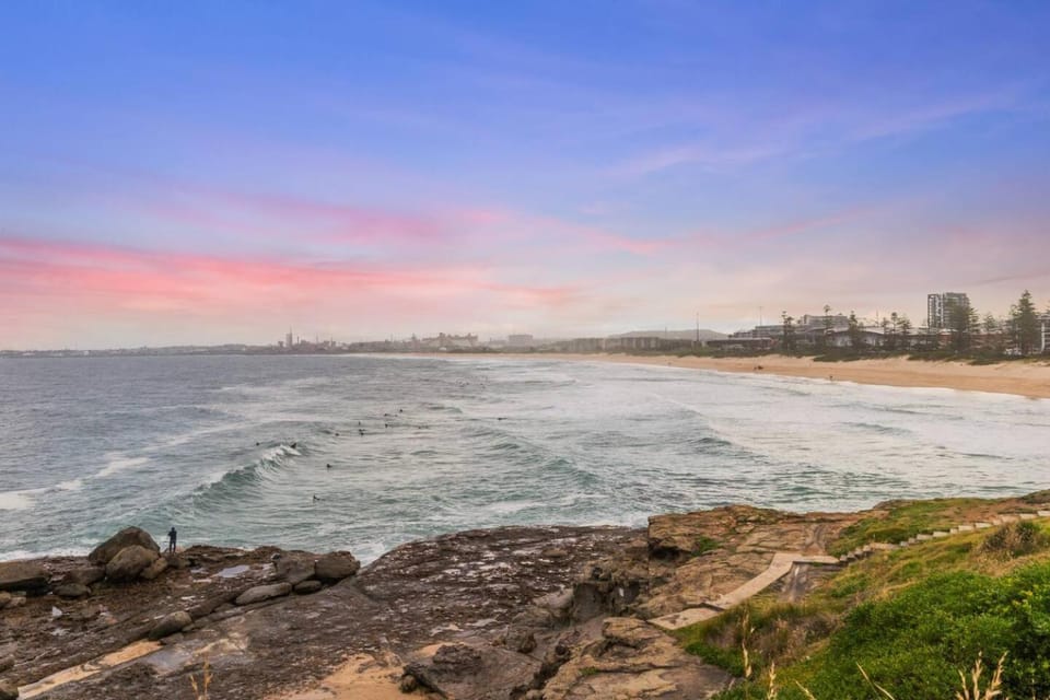 Tranquil 3BR THome w Spa bath, BBQ & EV Parking House in Wollongong