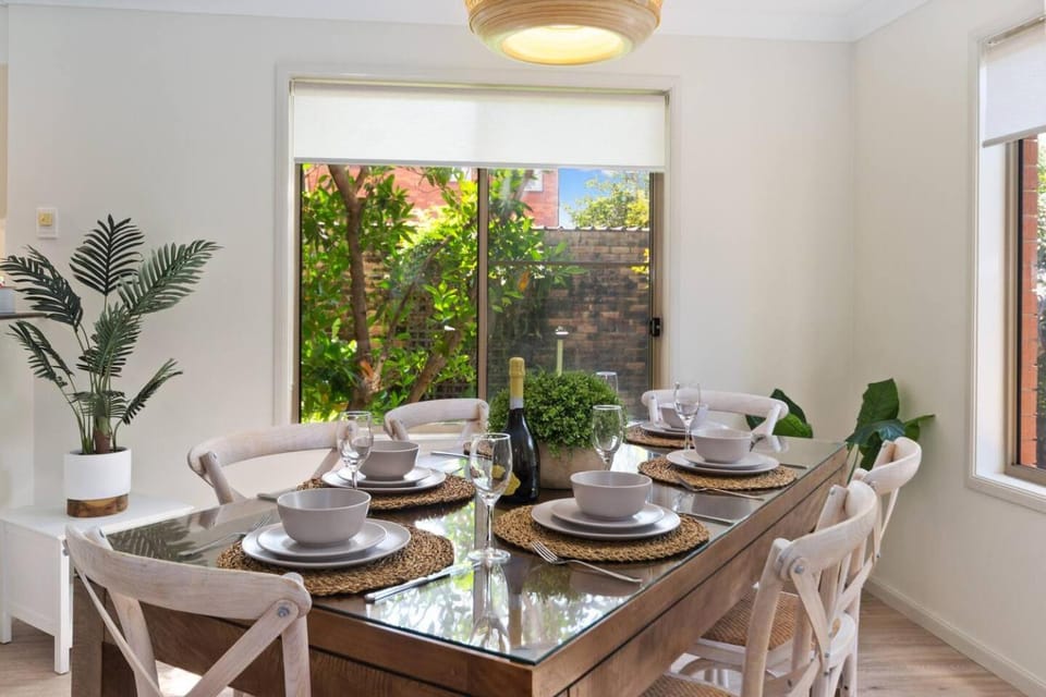 Tranquil 3BR THome w Spa bath, BBQ & EV Parking House in Wollongong