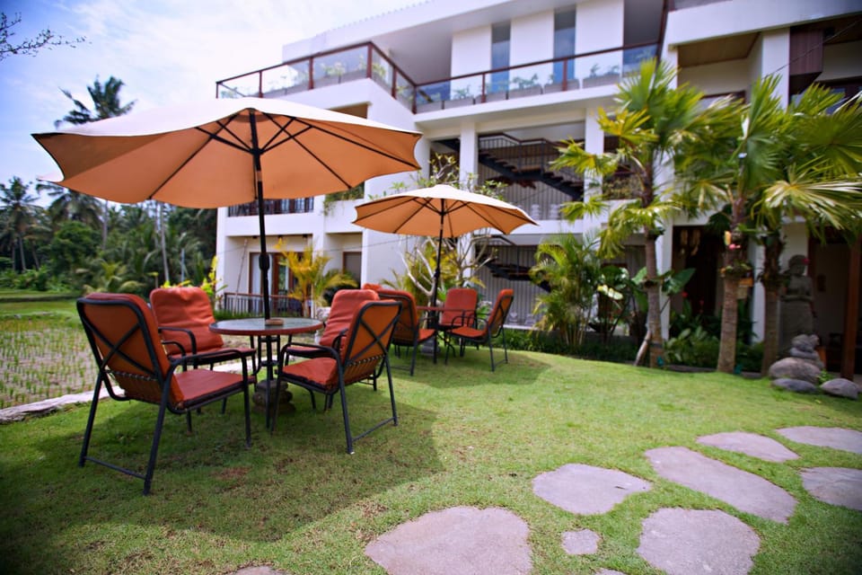 Property building, Garden, View (from property/room), Seating area, Garden view, Area and facilities