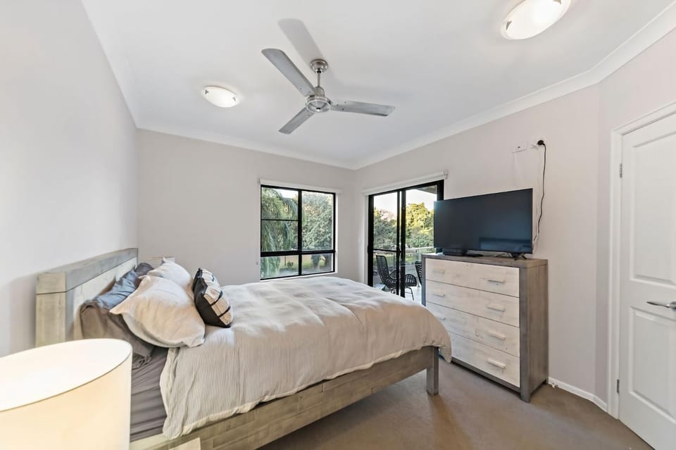 Beachside 2 bed 2 bath unit Apartment in Townsville