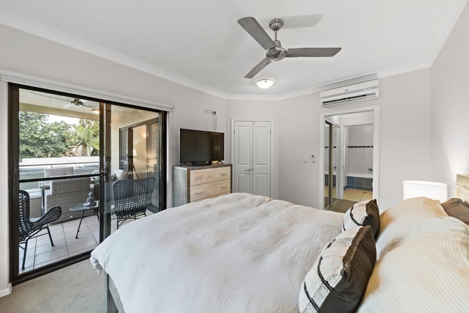 Beachside 2 bed 2 bath unit Apartment in Townsville