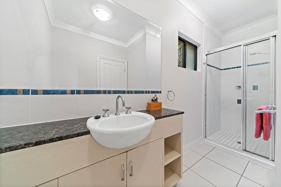 Beachside 2 bed 2 bath unit Apartment in Townsville