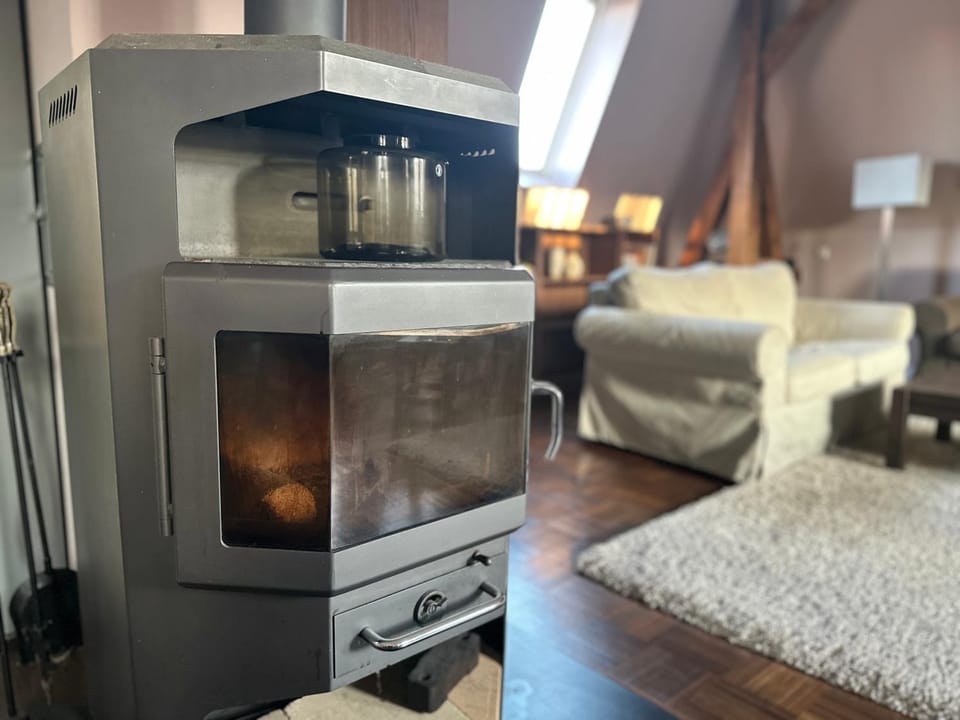 Living room, oven
