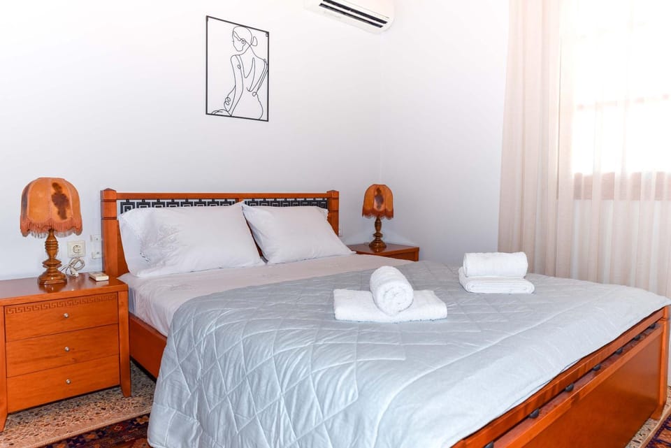 Bed, Photo of the whole room, Bedroom, towels