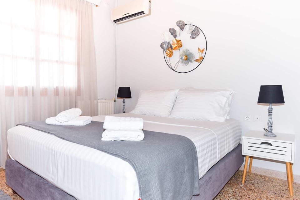 Bed, Photo of the whole room, Bedroom, towels, air conditioner