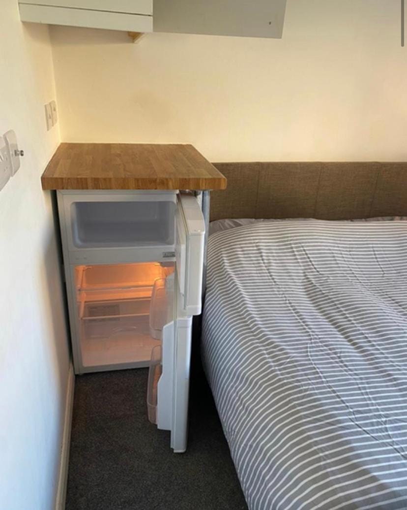 City Vacations Corby near Rockingham Double en- suite room in shared property Communal kitchen & garden Vacation rental in Corby