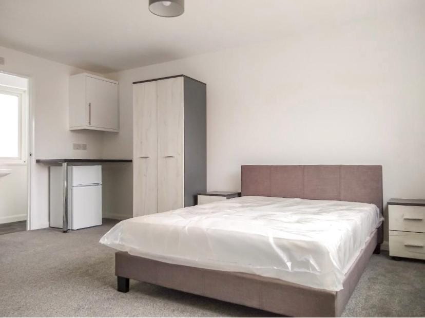 City Vacations Corby near Rockingham Double en- suite room in shared property Communal kitchen & garden Vacation rental in Corby