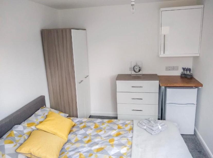 City Vacations Corby near Rockingham Double en- suite room in shared property Communal kitchen & garden Vacation rental in Corby