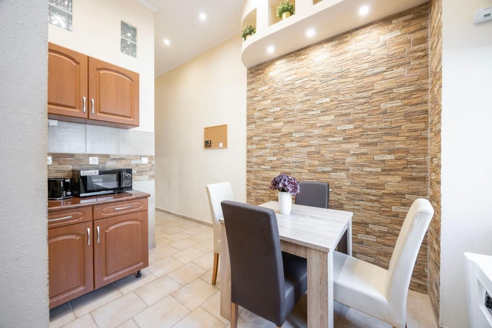 Kitchen or kitchenette, Living room, Seating area, Dining area, dishwasher, oven, stove, toaster