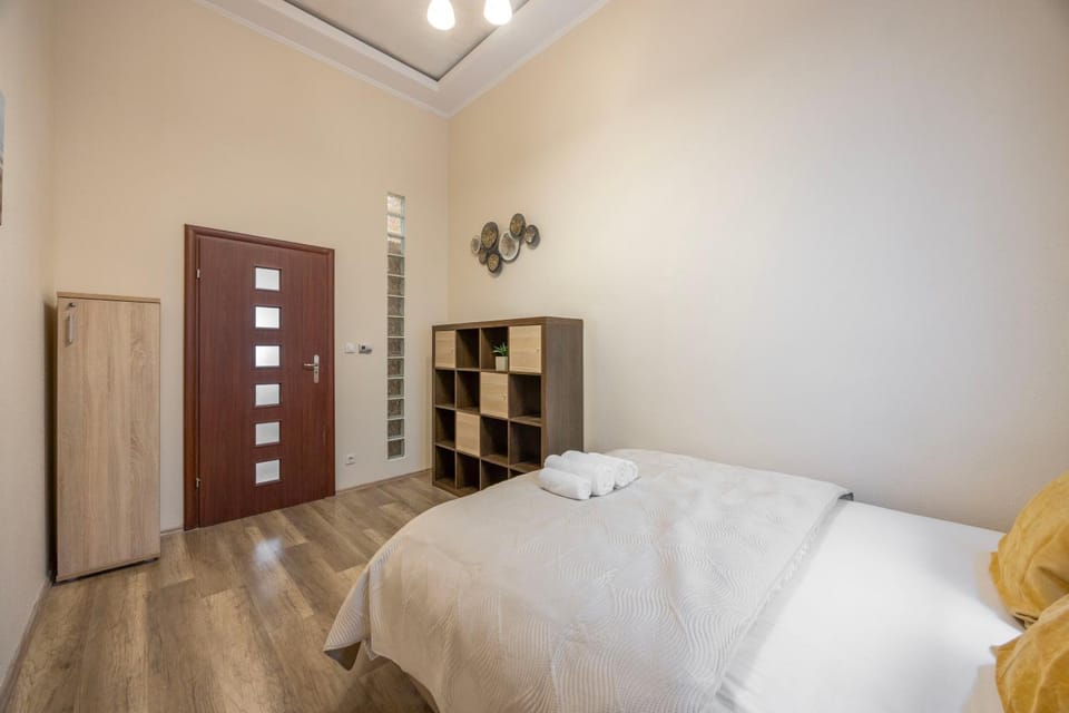 Bed, Library, Photo of the whole room, Bedroom, wardrobe
