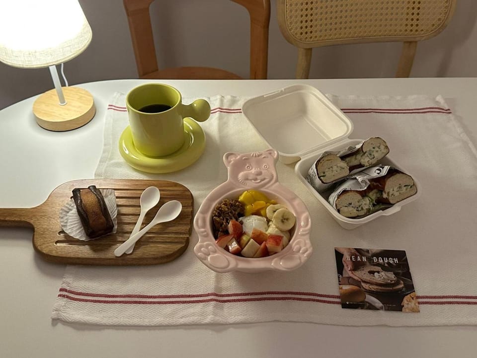 Living room, Food and drinks