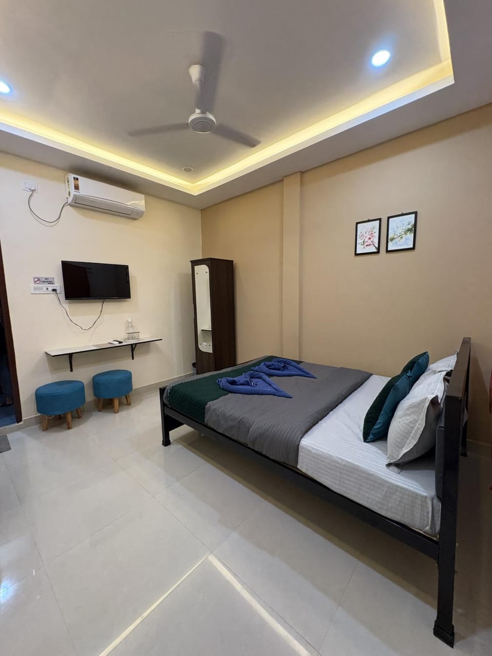 Photo of the whole room, Bedroom