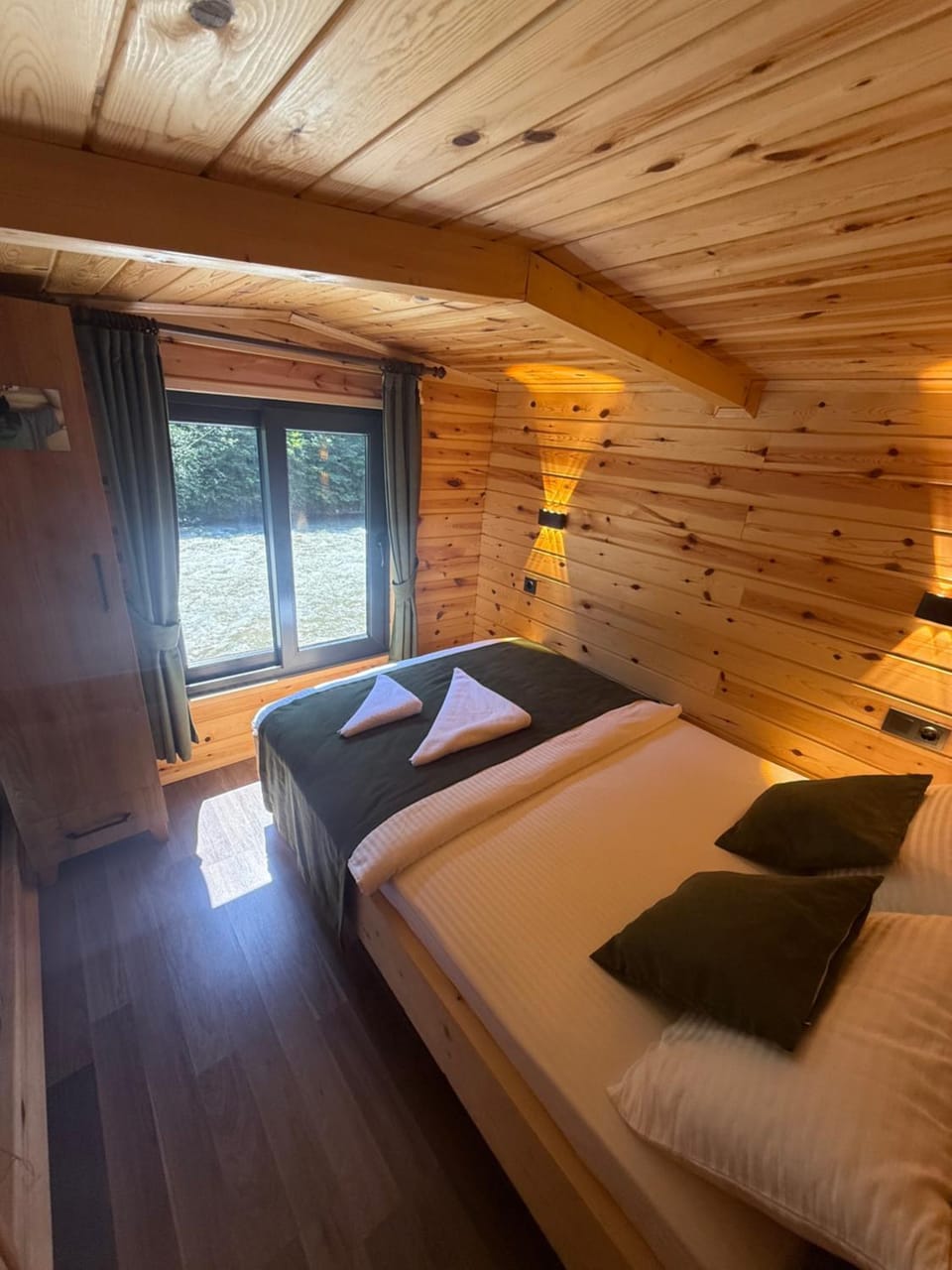 Bed, Living room, Photo of the whole room, Seating area, Bedroom