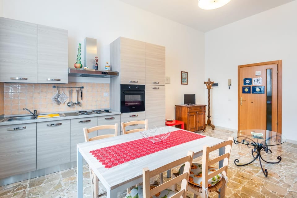 Kitchen or kitchenette, Dining area