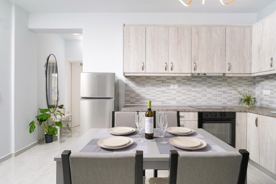 Kitchen or kitchenette, Dining area, oven, stove