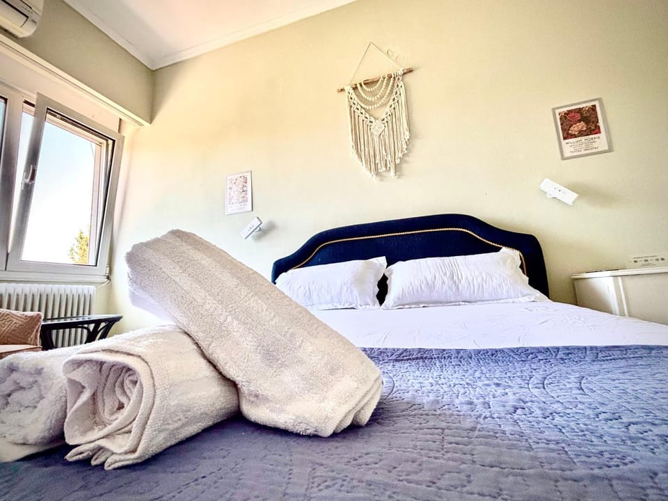 Bed, Photo of the whole room, Bedroom, towels, air conditioner