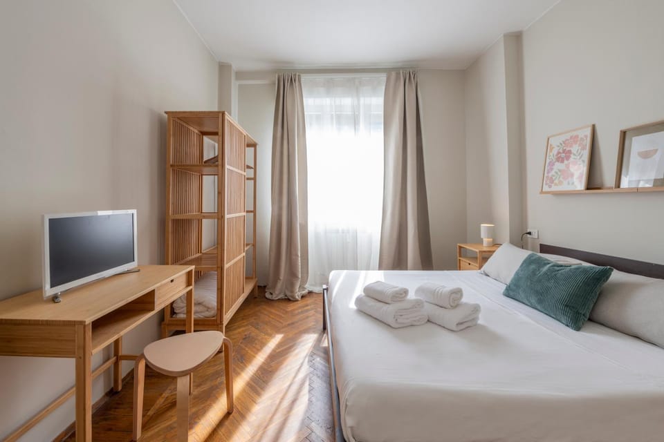 Bed, TV and multimedia, Photo of the whole room, Bedroom, wardrobe
