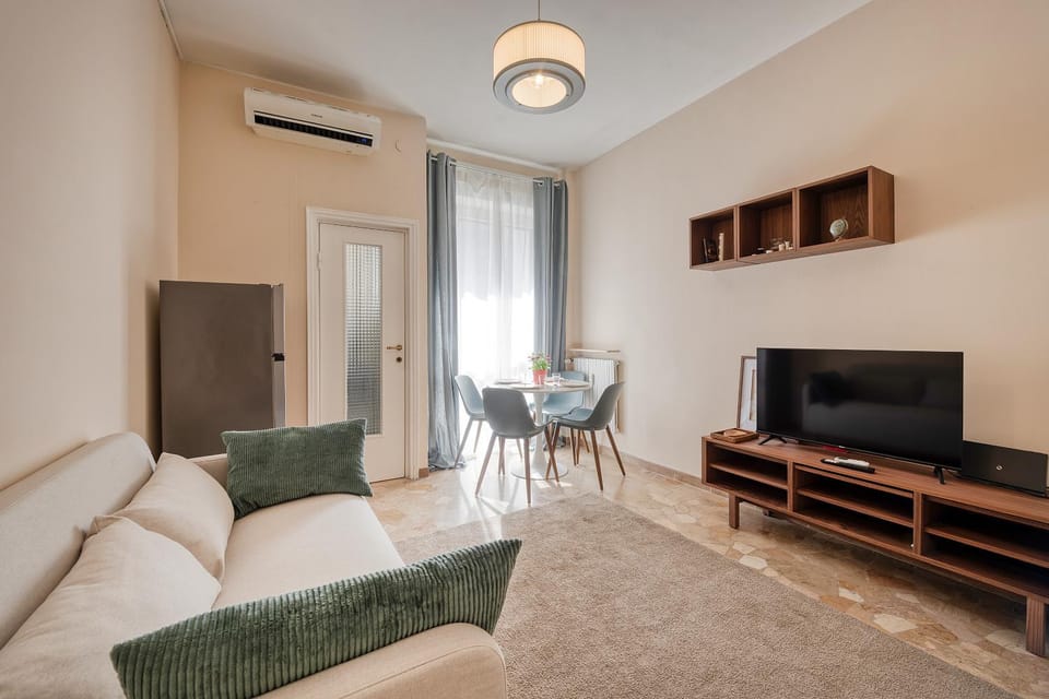Communal lounge/ TV room, TV and multimedia, Living room, Seating area, air conditioner