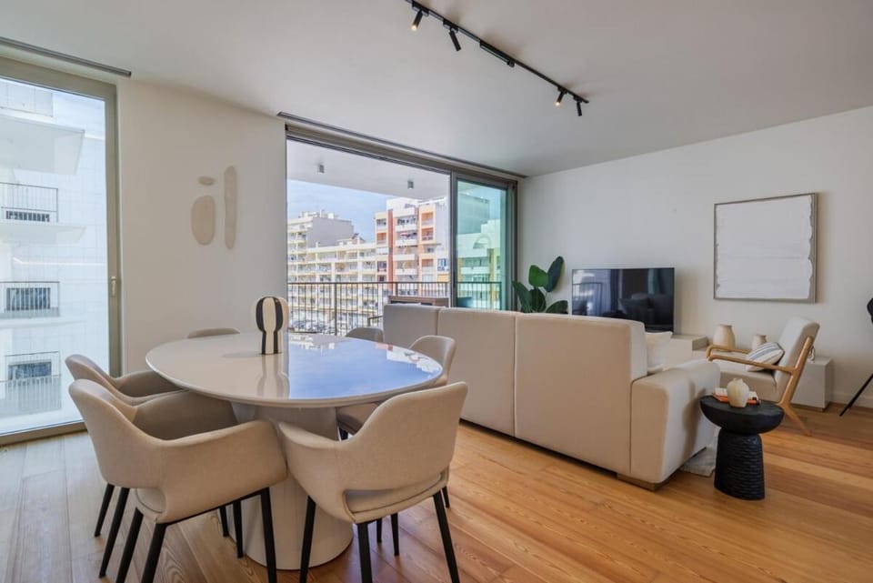 TV and multimedia, Living room, Seating area, Dining area
