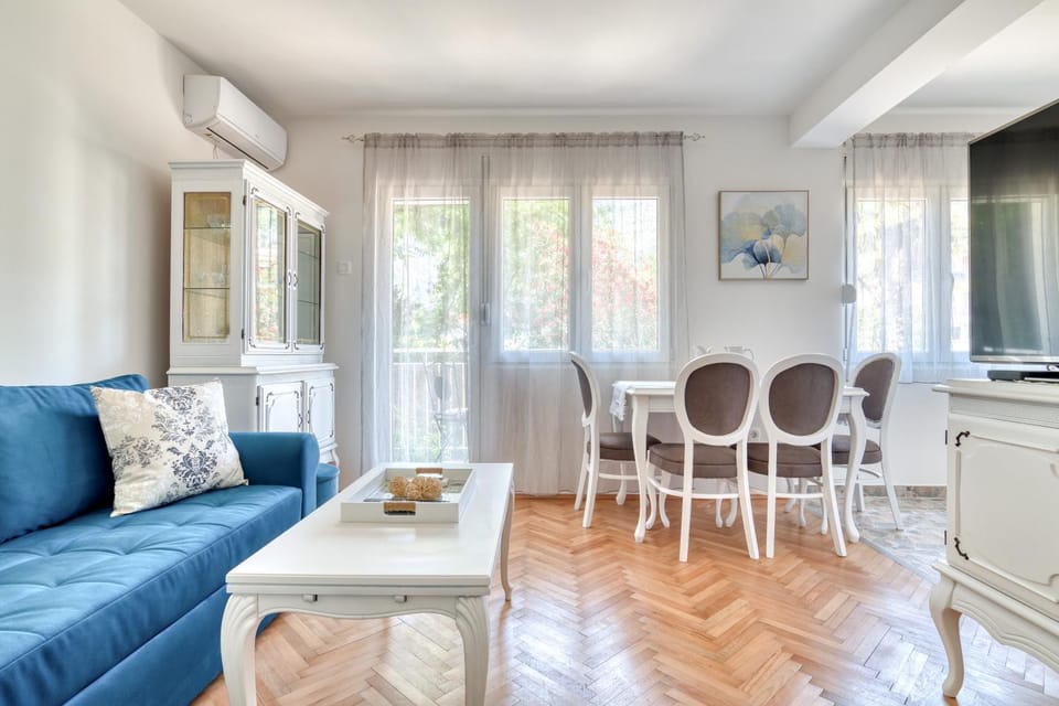 Living room, Seating area, Dining area, air conditioner