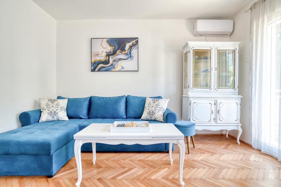 Living room, Seating area, air conditioner