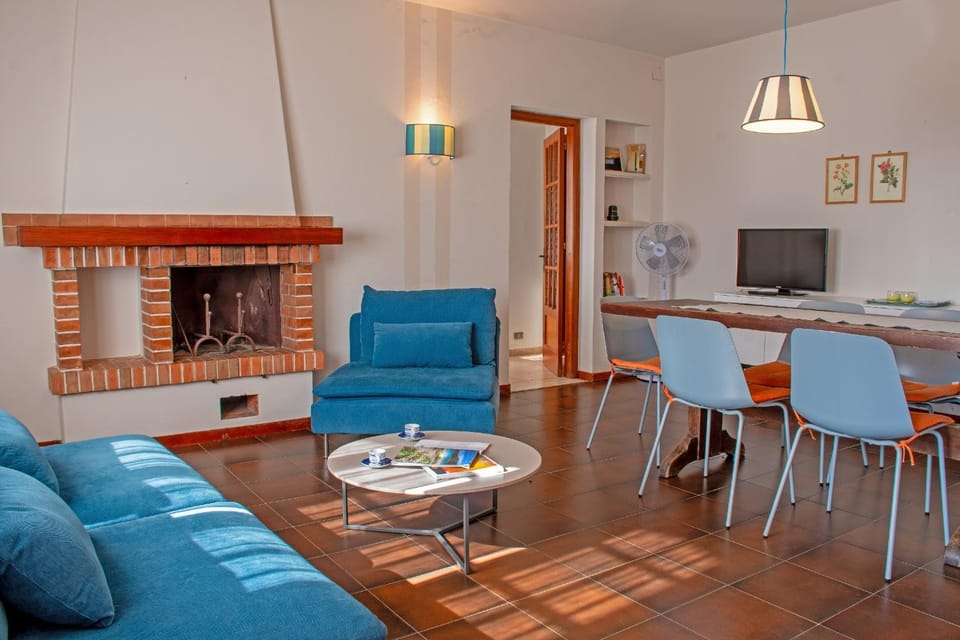 TV and multimedia, Living room, Seating area, Dining area