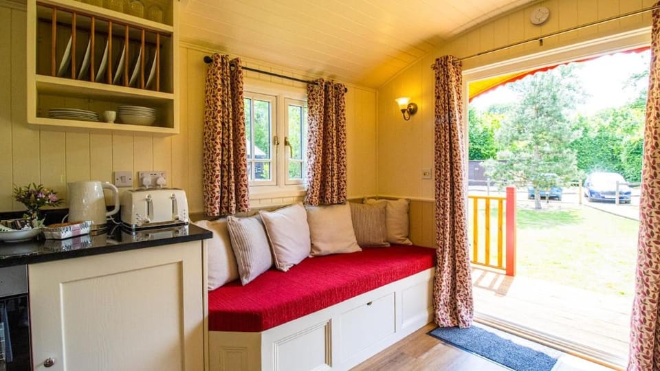 La Rouge Roulotte Apartment in Mid Sussex District