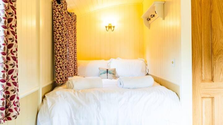 La Rouge Roulotte Apartment in Mid Sussex District
