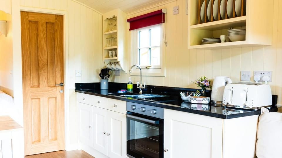 La Rouge Roulotte Apartment in Mid Sussex District