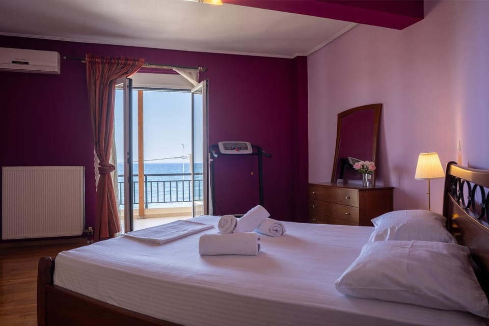 Bed, Natural landscape, TV and multimedia, Photo of the whole room, Bedroom, Sea view, towels, air conditioner