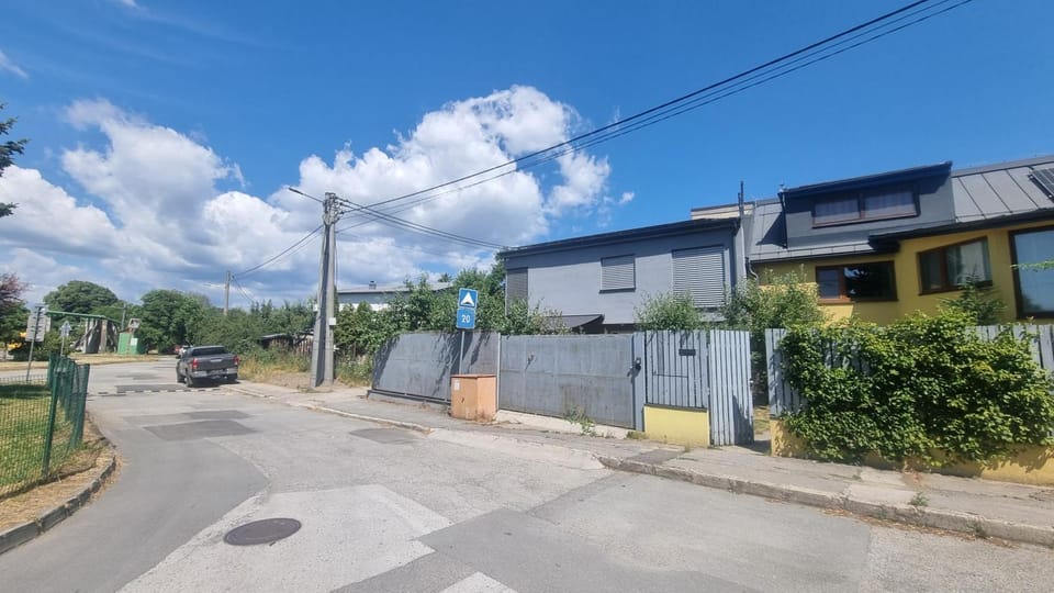 Property building, Day, Neighbourhood, Street view, Parking