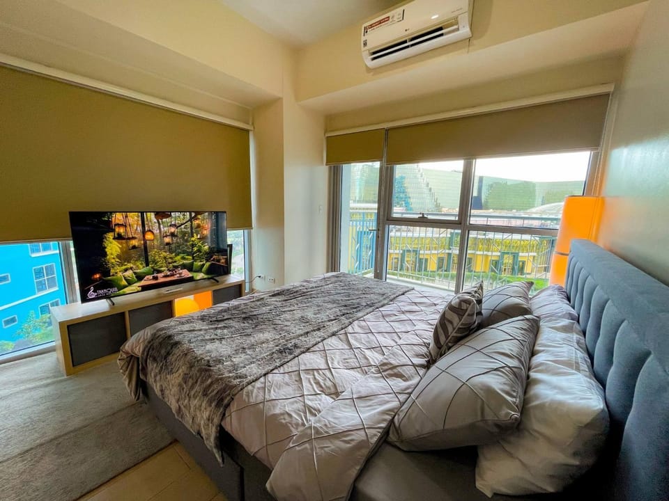 Sophisticated City Escape Steps from Solaire & City of Dreams Apartment in Pasay