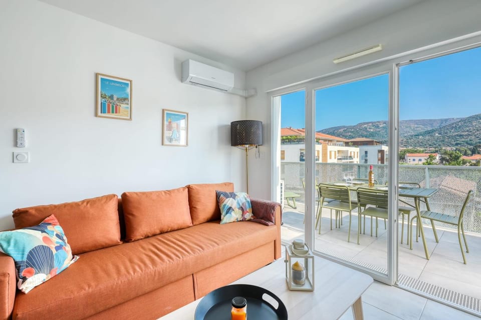 2-Bedroom Apartment with Pool Parking & Balcony Apartment in Le Lavandou