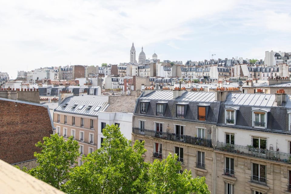 Property building, Nearby landmark, Day, Neighbourhood, City view, Street view, Location