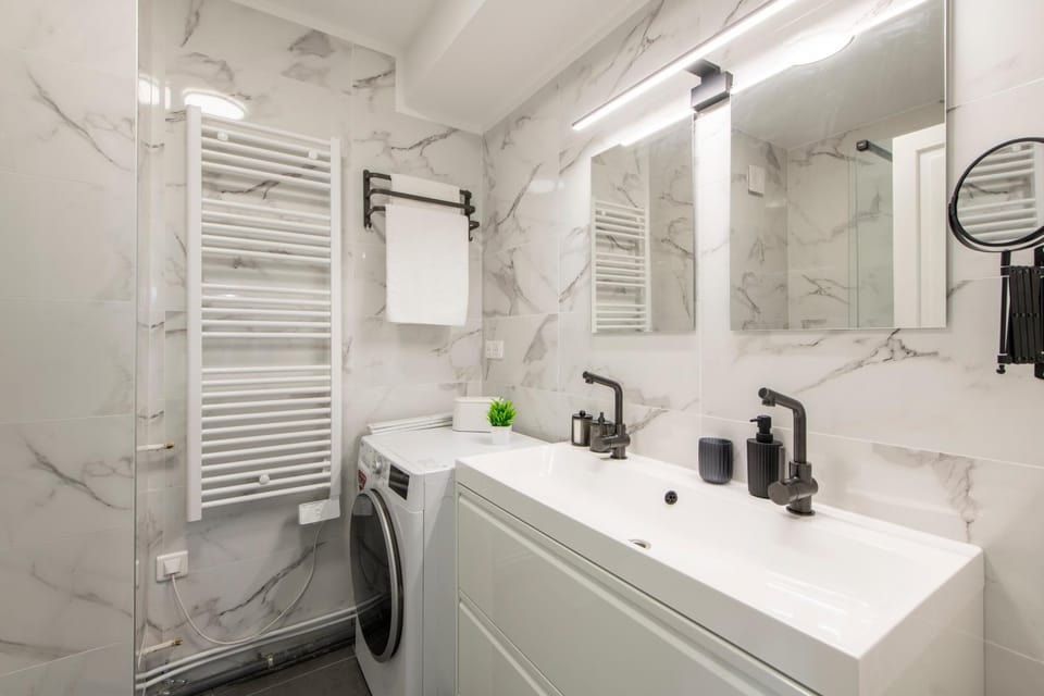 Shower, Bathroom, towels, washing machine