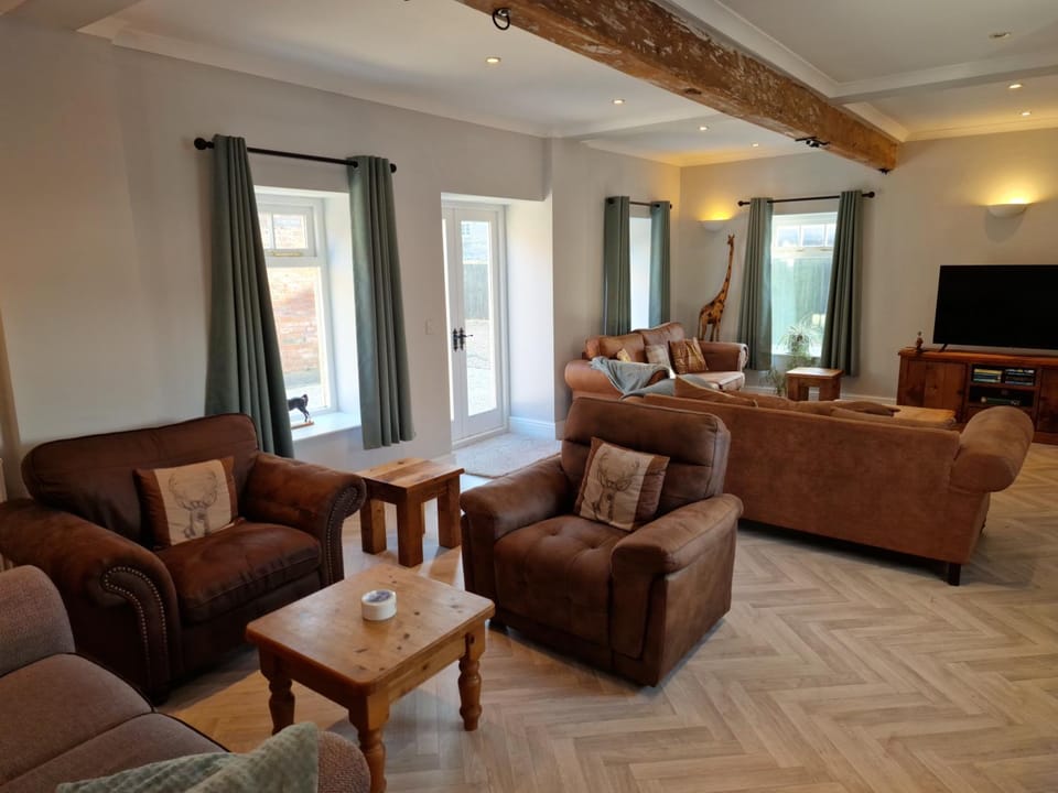 TV and multimedia, Living room, Seating area, Evening entertainment