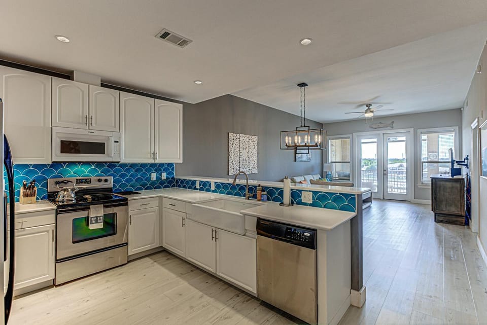 Chic 3BDR for 6 with Pool & Hot Tub Overlooks Marina House in Lake Lyndon B Johnson