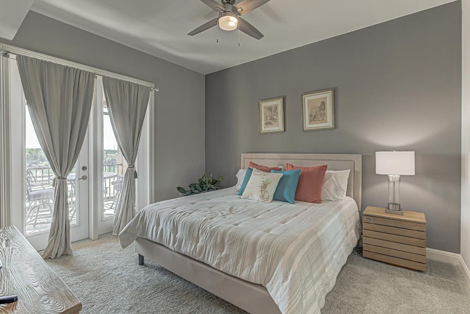 Chic 3BDR for 6 with Pool & Hot Tub Overlooks Marina House in Lake Lyndon B Johnson