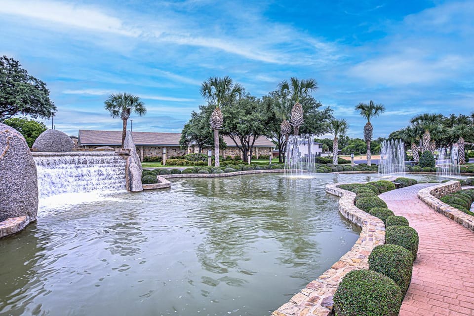 Chic 3BDR for 6 with Pool & Hot Tub Overlooks Marina House in Lake Lyndon B Johnson