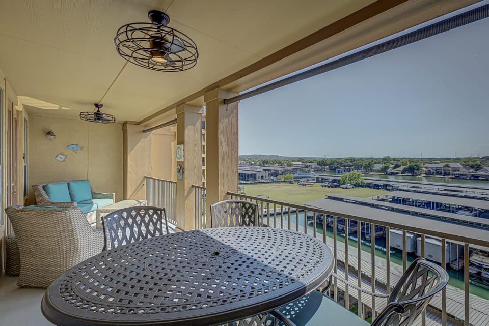 Chic 3BDR for 6 with Pool & Hot Tub Overlooks Marina House in Lake Lyndon B Johnson