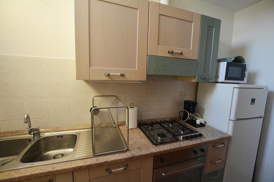 Coffee/tea facilities, Kitchen or kitchenette, stove