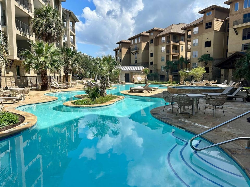 Waterfront Condo for 4 with Resort Pool & Lake View House in Lake Lyndon B Johnson