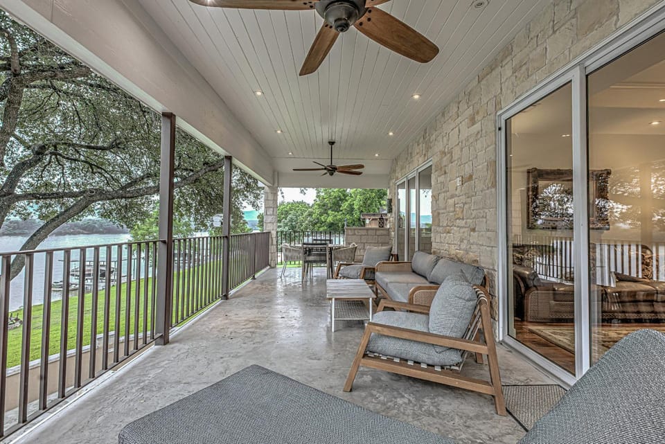 Lakefront Stay for 12 with Private Ramp Dock & Views House in Kingsland