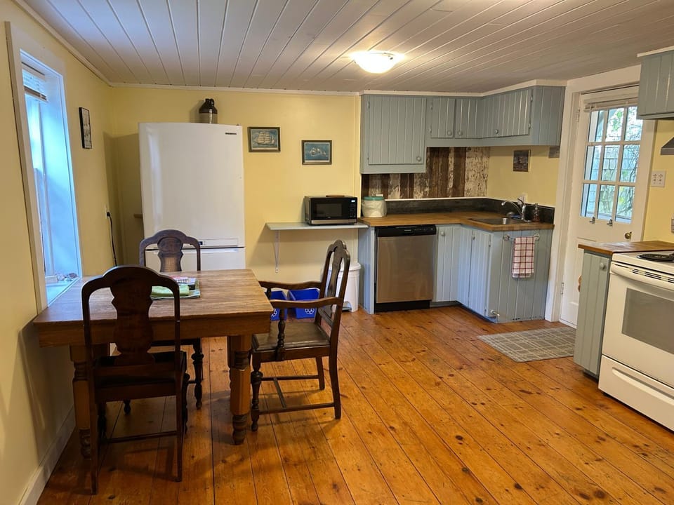 Dining area, kitchen