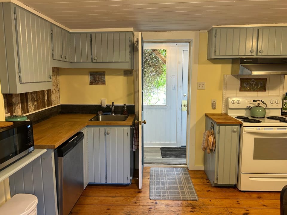 Dining area, kitchen