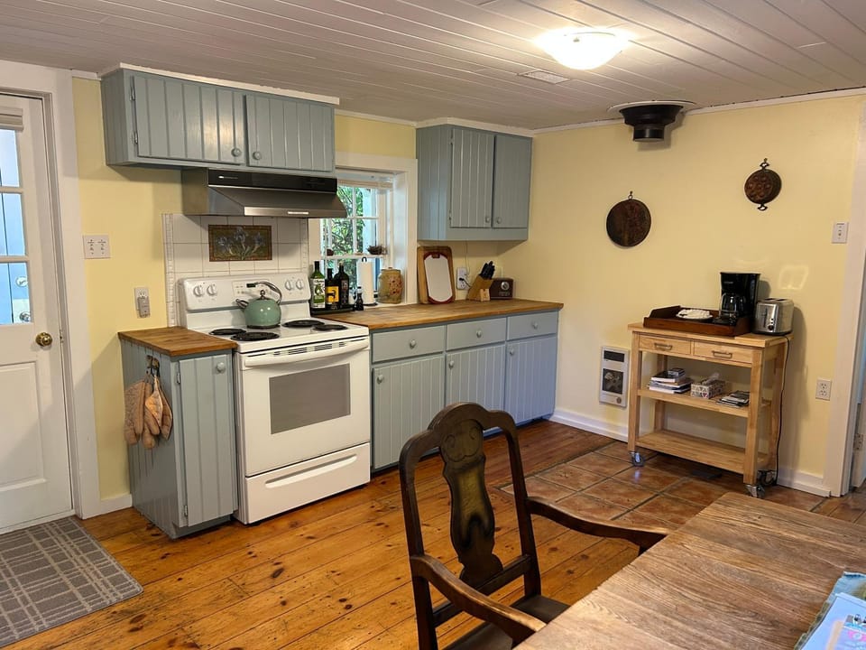 Dining area, kitchen