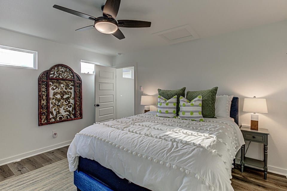 6BD Retreat for 14 with Fire Pit Patio & Lake Access House in Cottonwood Shores